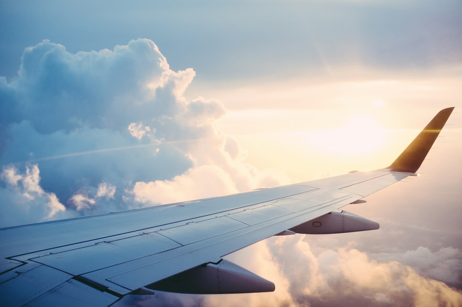 Ala de avión sobre nubes, metáfora de viaje particular